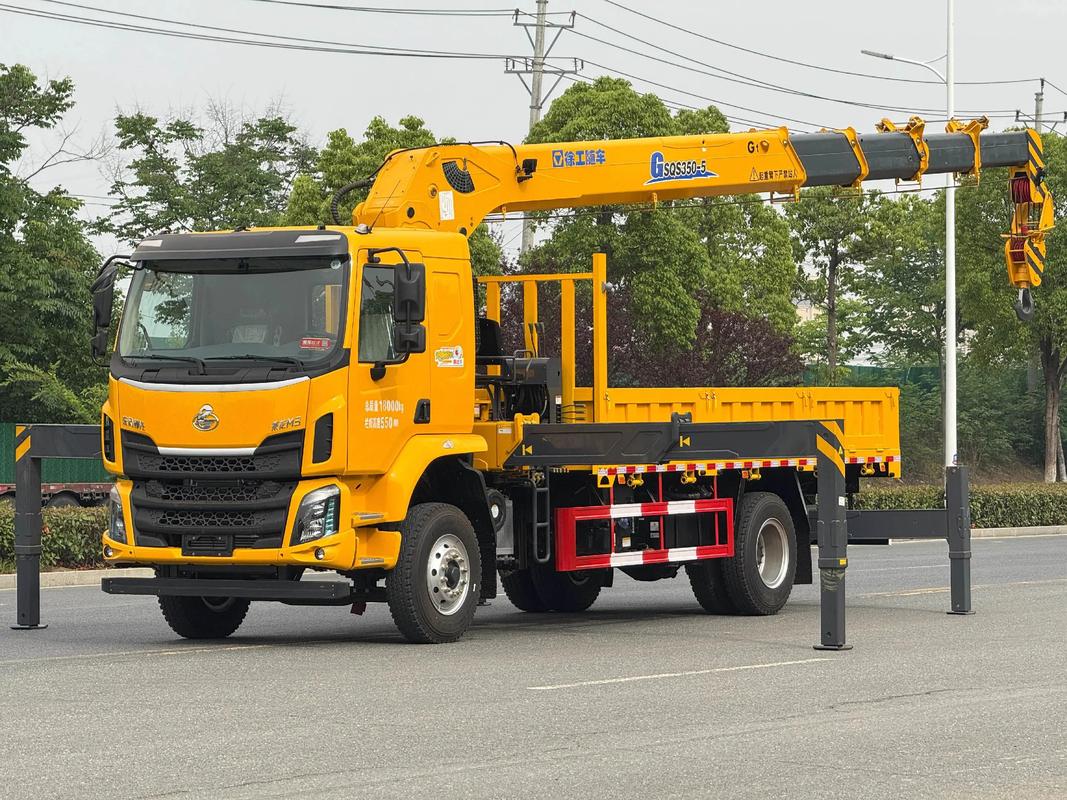 全網(wǎng)首發(fā)！柳汽乘龍底盤+玉柴270馬力，上裝徐工14噸隨車吊震撼登場(chǎng)